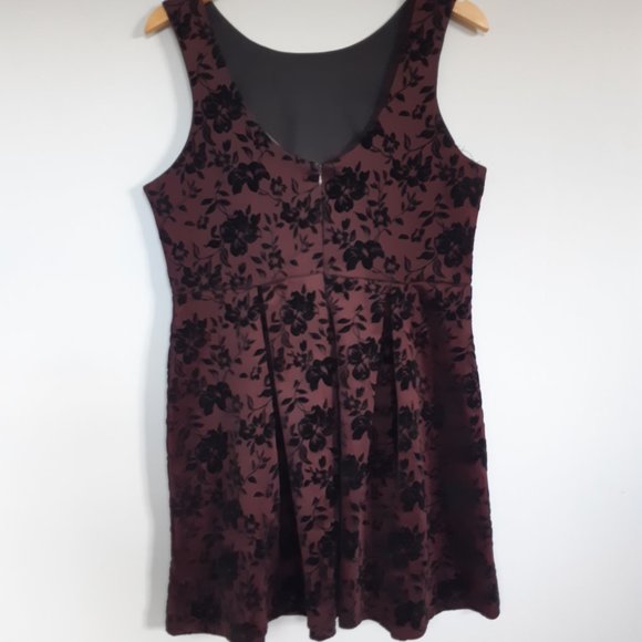 Fit and flare dress, velvet details - Picture 3 of 7